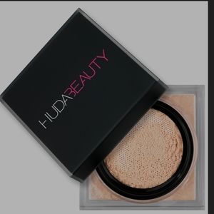 HUDABEAUTY EASY BAKE LOOSE POWDER in shade POUNDCAKE